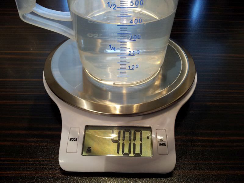 Du benötigst exakt 400 ml Wasser. Für alle, bei denen es in der Küche öfter mal nur "Pi-mal-Daumen" geht: diesmal muss es wirklich genau sein!