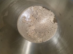 Die Hefe zugeben...