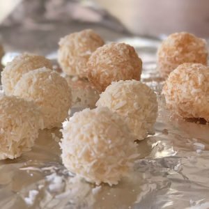 https://teststaging.lowcarb-glutenfrei.com/rezept-kokostrueffel-kokospralinen-lowcarb-zuckerfrei-keto/