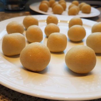 Aromatische Marzipankartoffeln gehören auf jeden Weihnachtsteller! Und glücklicherweise geht das kinderleicht und mit wenig Zutaten auch in low-carb & zuckerfrei!
