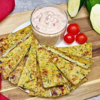 Rezept Zucchini Käse Ecken mit Tomaten Joghurt Dip low-carb keto glutenfrei